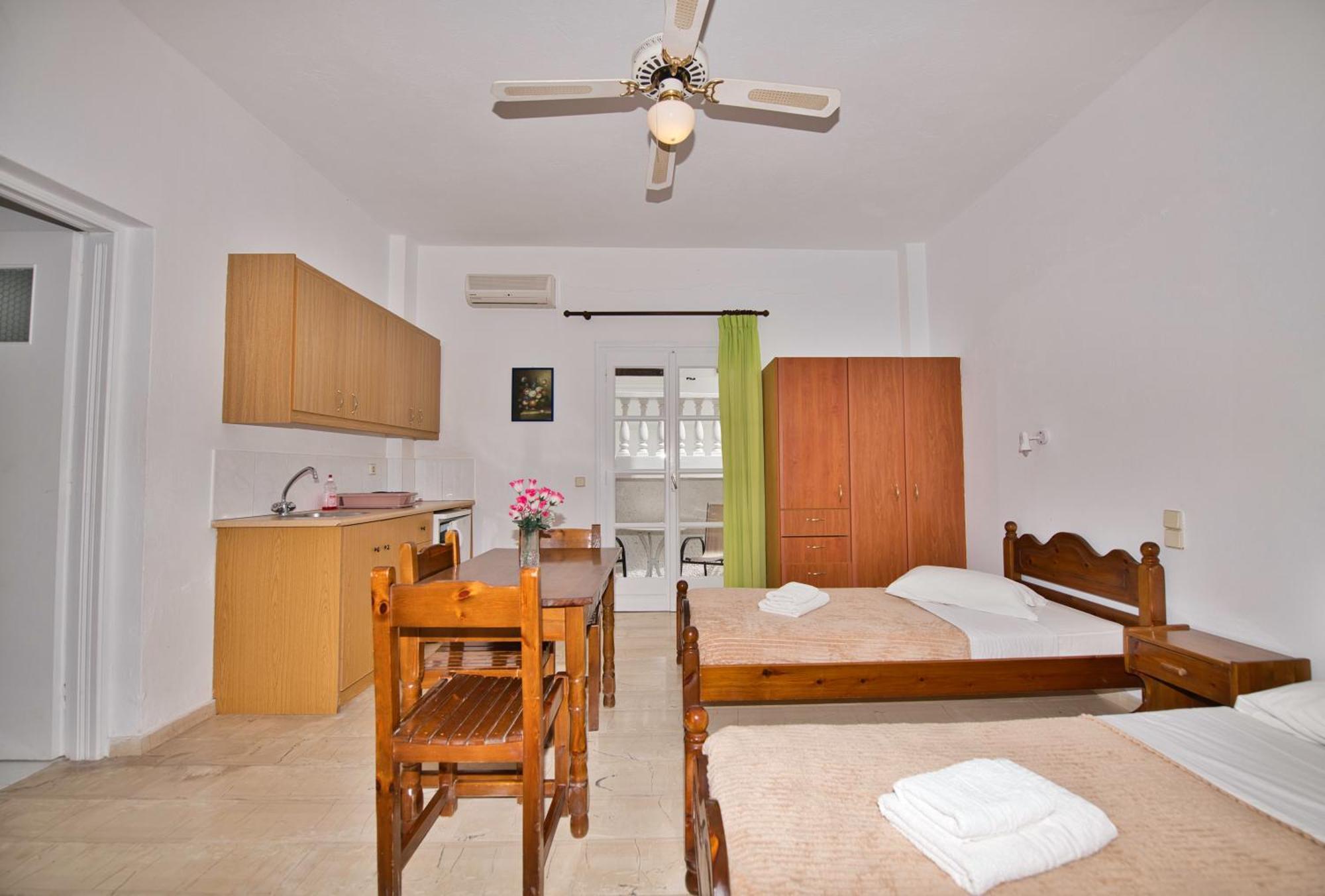 Ira Apartments คามารี ภายนอก รูปภาพ
