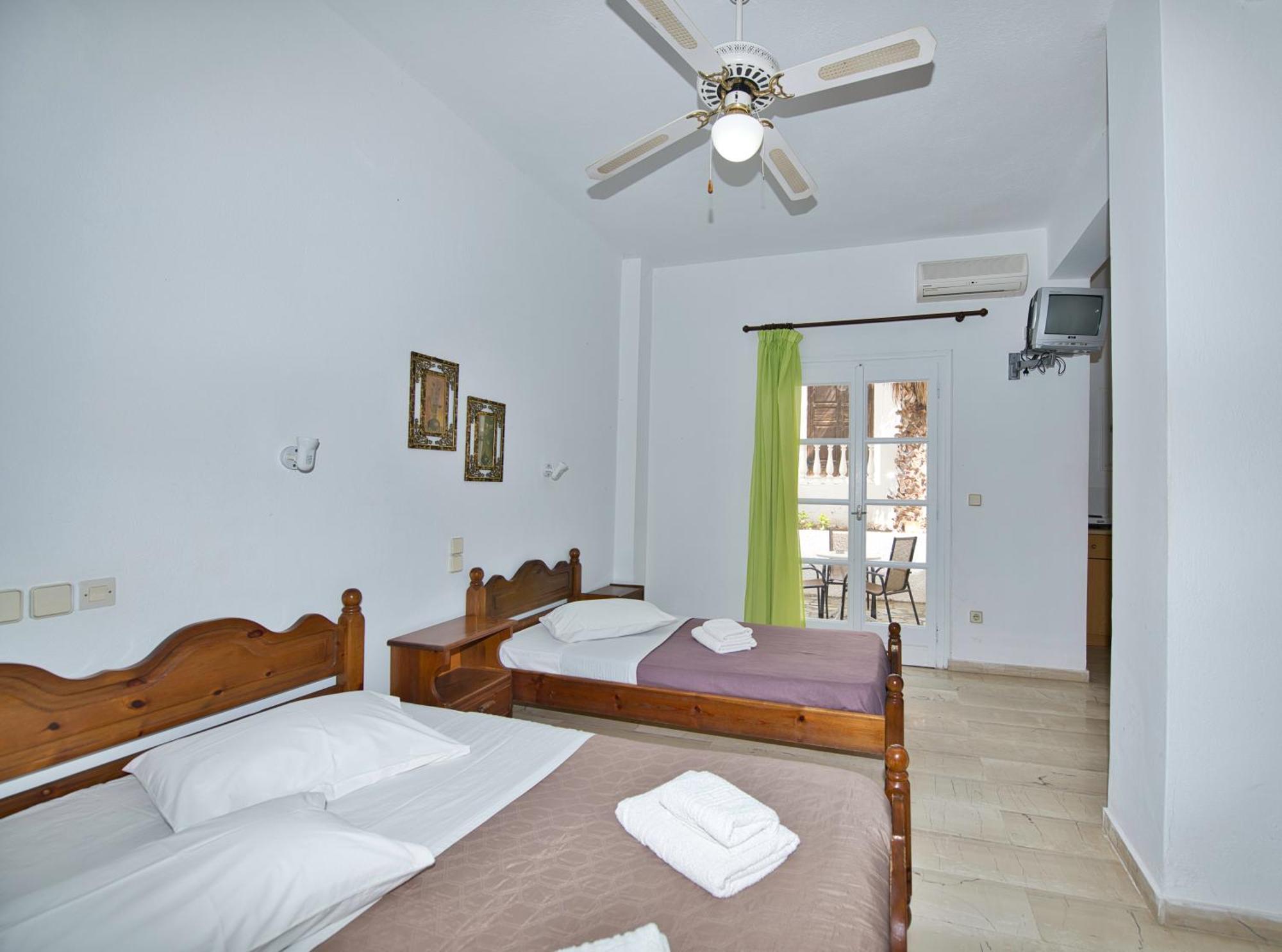 Ira Apartments คามารี ภายนอก รูปภาพ